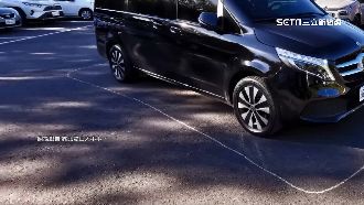 沒停車位了　他拿石頭自己畫停車格