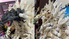 有網友分享，親手製作的「羽球版」哥吉拉。（圖／翻攝自爆廢公社公開版）