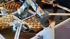 機器人出手抓住7歲男童的手。（翻攝@russian_market推特影片）