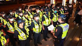 中市警執行肅槍專案  局長蔡蒼柏領軍臨檢勤務台中市3天內發生2起槍擊案造成1死1傷，引發民眾憂心治安，台中市警察局26日晚上動員大批警力執行肅槍專案，前往西屯區知名酒店展開臨檢勤務。（警方提供）中央社記者郝雪卿傳真 111年7月26日