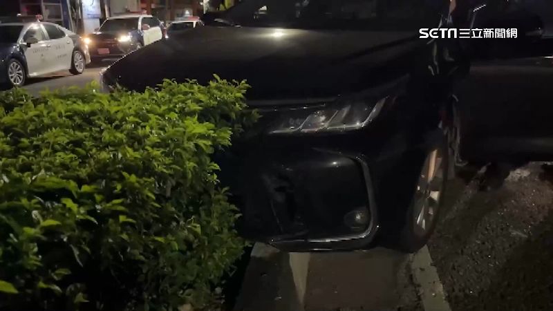 疲勞駕駛撞分隔島　車主安慰沒事就好