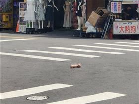 萬安演習好可怕！「全裸姊夫」被燙傷（圖／翻攝畫面）