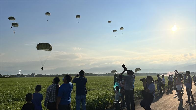 漢光演習聯合空降作戰　76傘兵著陸