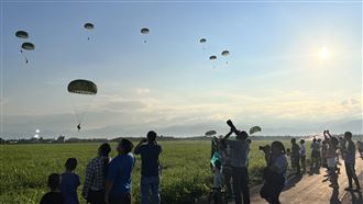 漢光演習聯合空降作戰　76傘兵著陸