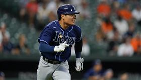 ▲張育成首打席敲安，跑回追平分。（圖／美聯社／達志影像）