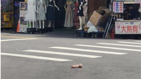 萬安演習好緊張？「全裸姐夫」被丟馬路中間　網笑：會燙傷（圖／翻攝自Dcard）