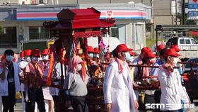 醫護扛媽祖／張雅筑攝、黃漢斌醫師授權提供