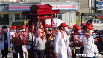 醫護扛媽祖鑾轎祈福　患者們感動參拜