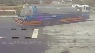 騎重機巡邏遇砂石險摔　警扶正傷左膝