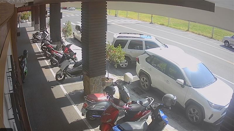 停不進車格撞凹前車　他們瞄一眼就走