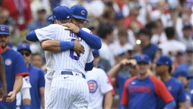 ▲哈普（Ian Happ）、康崔拉斯（Willson Contreras）賽後相擁。（圖／美聯社／達志影像）