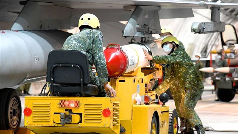 空軍夜間潛力裝掛　神祕山洞機堡曝光