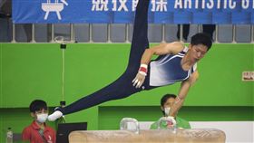 全運會男子體操團賽　李智凱比鞍馬（1）110年全國運動會體操賽事3日進行男子競技體操團體賽，「鞍馬王子」李智凱代表桃園市出賽，進行鞍馬項目。中央社記者徐肇昌攝  110年10月3日