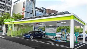 台泥儲能為樂群充電站建置電池儲能系統與能源管理系統，可優化充電站電力，也提高電力系統效率，減少台電電網負擔。樂群站也成為第一個合格申請使用電動車專屬費率的充電站，藉此分流用電，希望減輕電網在用電高峰期的負荷。（圖／台泥提供）