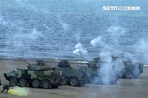 國軍漢光38號演習「聯合反登陸作戰」，雲豹甲車CM32及CM34對岸上敵軍火力壓制。（記者邱榮吉/攝影）