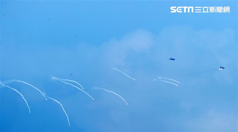 國軍漢光38號演習「聯合反登陸作戰」，IDF戰機實施總反擊。（記者邱榮吉/攝影 ）