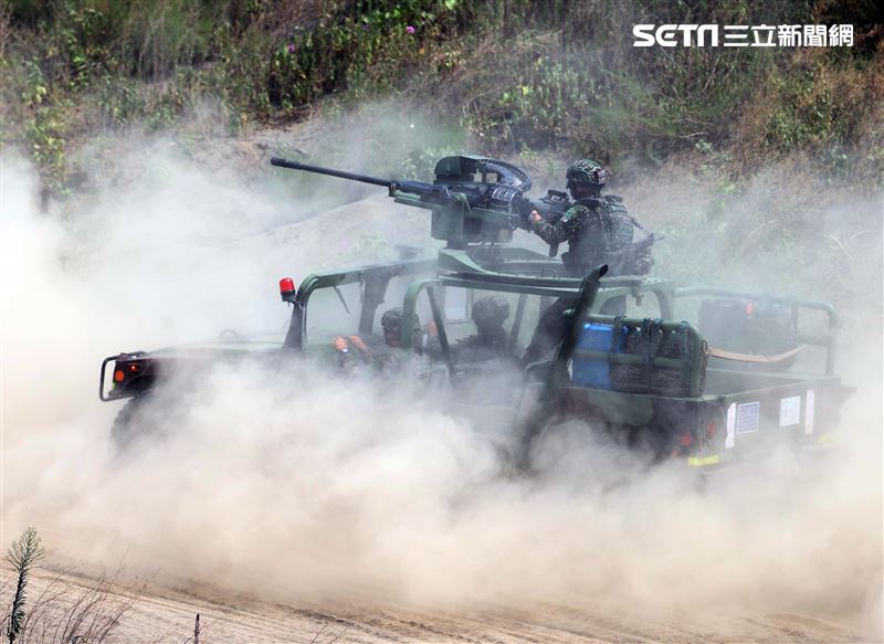 國軍漢光38號演習「聯合反登陸作戰」，我軍實施對灘岸攻擊。（記者邱榮吉/攝影）