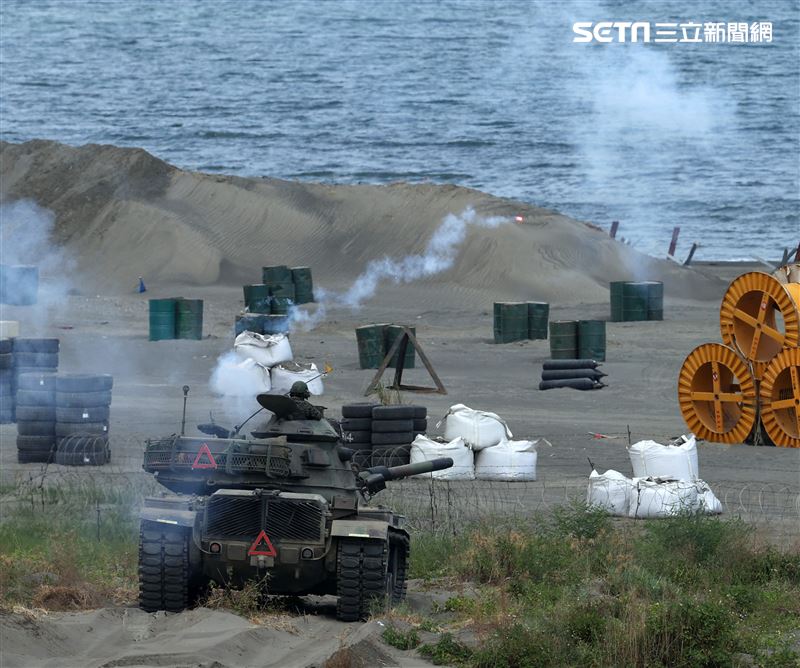國軍漢光38號演習在新北八里地區執行「聯合反登陸作戰」操演，陸戰M60A3戰車特遣隊配合作戰分區打擊部隊及三軍兵力執行聯合作戰，全力阻殲登陸敵軍。（記者邱榮吉/攝影）