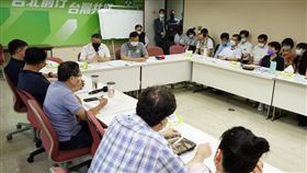 柯文哲出席民進黨團說明重大政策。