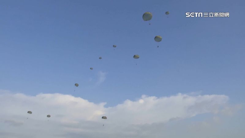 76官兵跳傘演習　最高6千呎太震撼