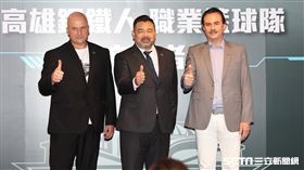 ▲高雄鋼鐵人總教練格魯諾維奇、籃球事務營運長鄭志龍、總經理高景炎合影。（圖／記者劉彥池攝影）
