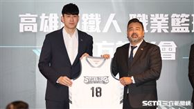 ▲高雄鋼鐵人總經理高景炎歡迎林郅為加盟。（圖／記者劉彥池攝影）