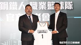 ▲高雄鋼鐵人總經理高景炎歡迎林柏豪加盟。（圖／記者劉彥池攝影）
