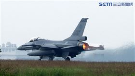 空軍F-16V戰機飛行員在最短時間上完成戰機的緊急起飛，執行隨時接戰共軍戰機。（記者邱榮吉／攝影）