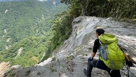 台東阿美族一名年輕的新手揹工，在15日結束山溪底營地行程後要一個人離開，沒想到卻在回程時迷路，家屬尋找11天，最後搜救隊在溪床上找到他的遺體，登山社群熱議，昔日「登山布條」懸掛與否的議題。（圖／翻攝畫面）