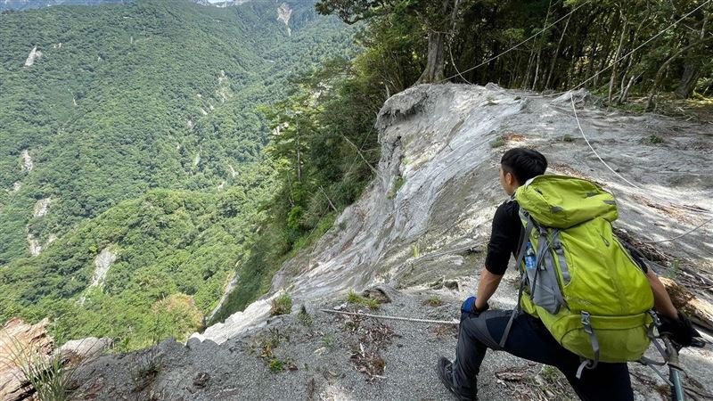 登山膠條被拆光　阿美族揹工魂斷溪谷
