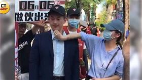 與3Q哥陳柏惟交往逾6年的阿娟，在許多公開場合，幫忙發文宣、替3Q哥擦汗，宛如小助理。（圖／CTWANT提供）