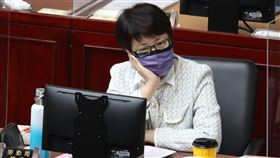 台北市政風處認為鏡電視勞檢資料有外洩疑慮台北市議會要求市府補充勞動局長陳信瑜（圖）涉行政不中立調查報告，其中關於勞動局勞檢鏡電視資料，與立委開記者會出示文件有高度時間關聯性及相似度，北市政風處認為，資料有高度外洩疑慮違失。中央社記者張新偉攝  111年4月13日