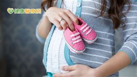 DHA對於孕婦、胚胎發育也相當重要。花嘉鴻醫師表示，DHA是人體滋陰補腎很重要的物質。若胎兒DHA不足，出生後思考力及活動力可能會下降。」