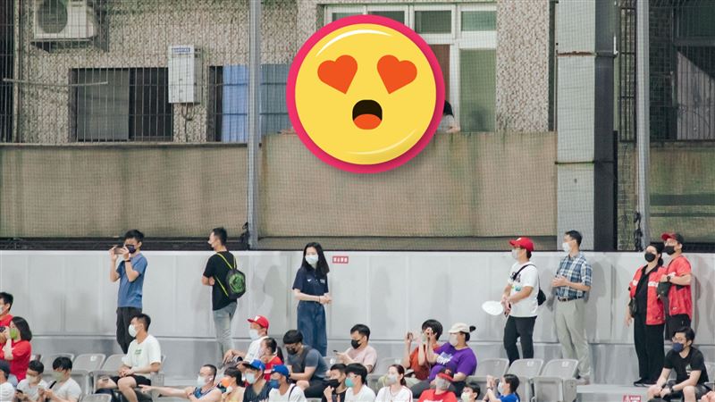 想看球賽？他走出陽台VIP位網羨慕