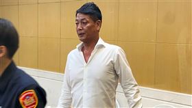 前立委張碩文涉佯稱遊說修法詐財案遭約談涉立委貪污案的是知顧問管理公司總經理郭克銘被控向建商佯稱可遊說民意代表修正促轉條例，藉此詐財，檢調深入追查發現，前立委張碩文（中）也涉案，27日將他約談到案，晚間訊後移送北檢由檢察官複訊。中央社記者蕭博文攝  111年7月27日