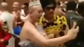 比丘尼還俗結婚光頭頂皇冠？真相曝光（圖／翻攝自微博）