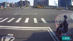 闖紅燈機車（圖／翻攝自八卦村行車紀錄器影片上傳中心）