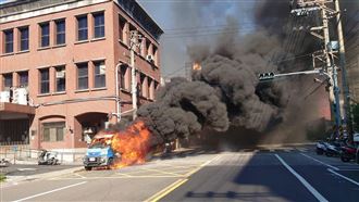 柴油放車斗沿路灑　車底冒火整車燒光