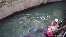 苗栗頭屋，91歲阿嬤採竹筍，摔入圳溝，沖走20公尺，警民救援(圖／翻攝畫面)