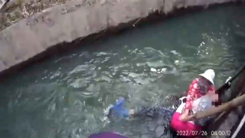91歲嬤跌圳排被沖走　目擊者神救援