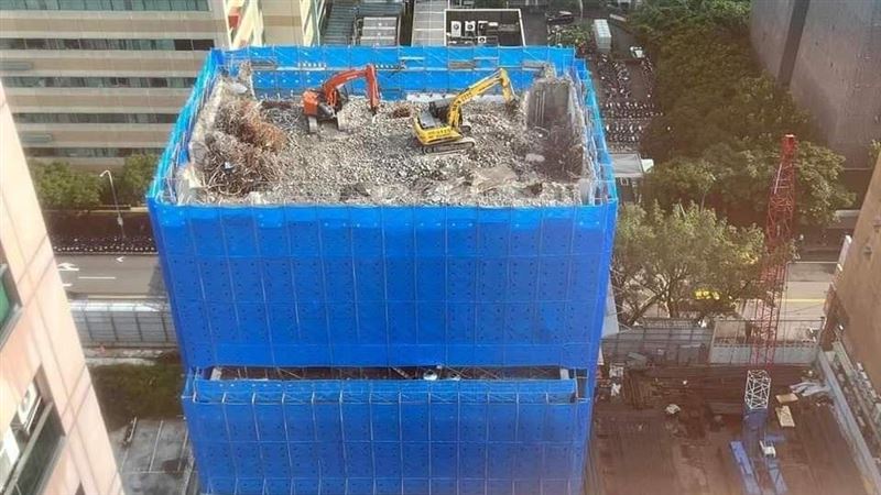 怪手如何上大樓屋頂？釣出內行人解答