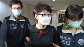 涉不實核銷特別費  北市勞動局長陳信瑜複訊台北市勞動局長陳信瑜（中）遭質疑濫用首長特別費，向丈夫任職的公司購買酒品等。台北地檢署27日指揮調查局搜索陳信瑜住處等2處並約談到案，27日深夜調查局幹員移送陳信瑜到北檢複訊。中央社記者蕭博文攝  111年7月28日