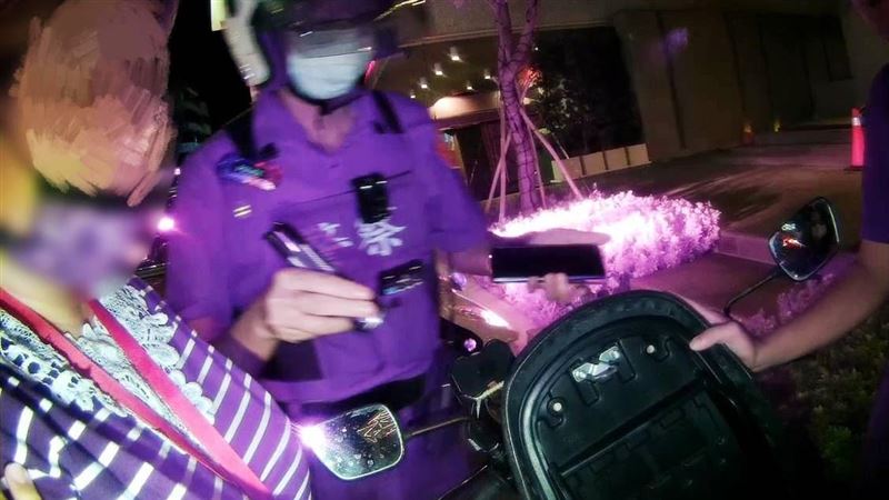 深夜騎車抓螃蟹遇檢　她張開手警傻眼
