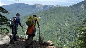 台東阿美族一名年輕的新手揹工，在15日結束山溪底營地行程後要一個人離開，沒想到卻在回程時迷路，家屬尋找11天，最後搜救隊在溪床上找到他的遺體，登山社群熱議，昔日「登山布條」懸掛與否的議題。（圖／翻攝畫面）