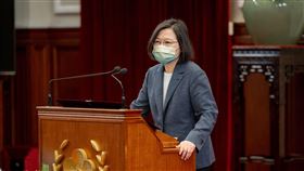 蔡英文總統今（25）日上午接見「我國參加2022年各國國際科學展覽會代表團」。(圖/總統府提供)