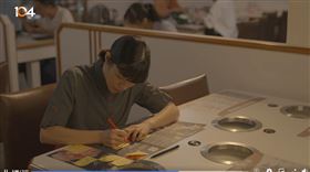 聽障人士陳治年，今年4月到火鍋店用餐，得到一份「有聲音」的溫暖菜單！（圖／翻攝自104人力銀行臉書專頁）