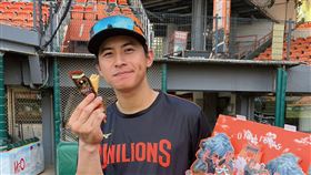 ▲統一獅推出禮盒，陳傑憲合影。（圖／統一獅球團提供）