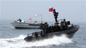陸戰隊M96突擊艇及M109新式特種作戰突擊艇實施水域作戰。（圖／記者邱榮吉攝影）
