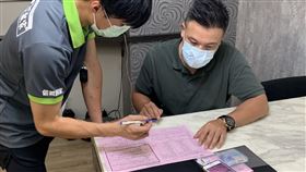 信義居家表示，簽訂搬家合約時，需留意服務條款與因搬運損壞時，是否有賠償條款。(圖/信義居家)