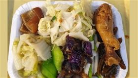 網友分享到自助餐吃飯，隨便夾夾就要250元。（圖／翻攝自爆廢公社臉書社團）